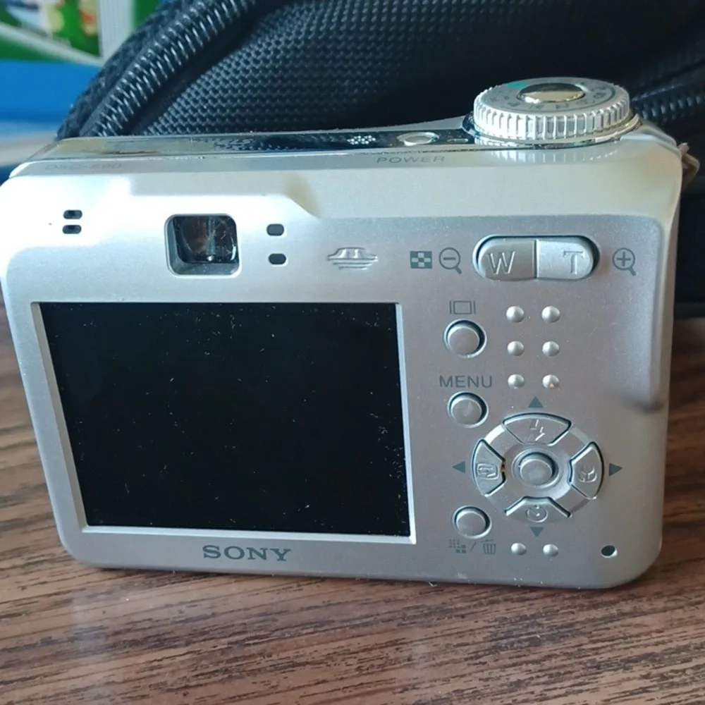 Sony Cyber-shot 4.1mp zoom carl zeiss digital camera with case